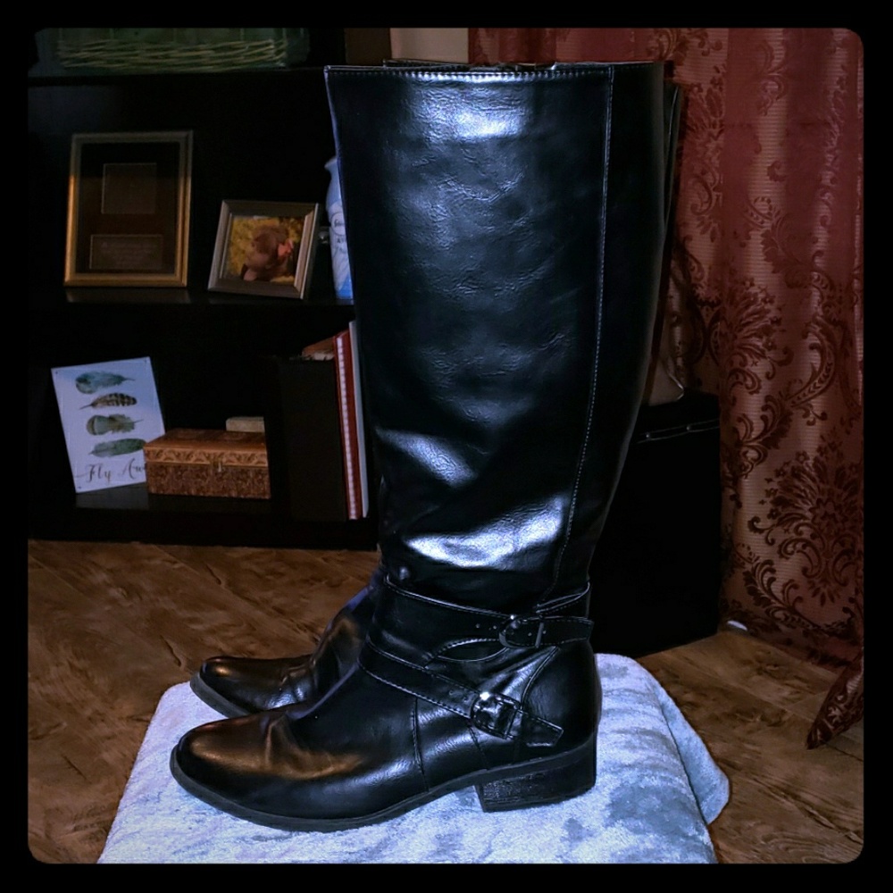 Black knee-height boots